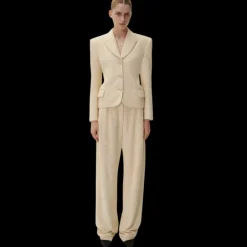 Blazer bouclé MAGDA BUTRYM ajusté beige bouton perle dorée