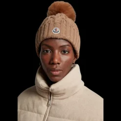 Bonnet MONCLER laine  cachemire torsade beige pompon logo