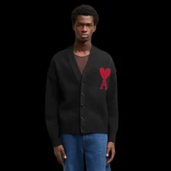 Cardigan AMI Paris laine mérinos feutrée noir cœur rouge