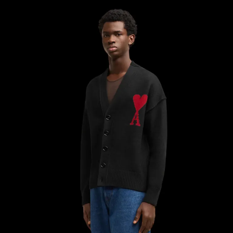 Cardigan AMI Paris laine mérinos feutrée noir cœur rouge