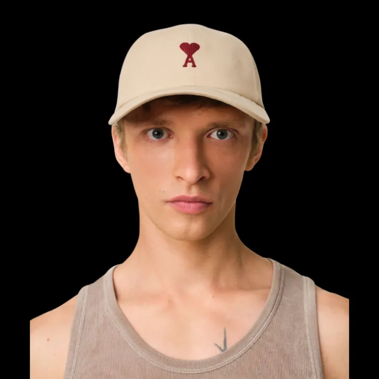 Casquette AMI Paris gabardine de coton peau de pêche beige broderie cœur rouge