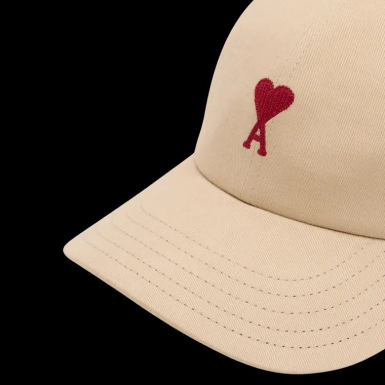 Casquette AMI Paris gabardine de coton peau de pêche beige broderie cœur rouge