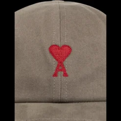 Casquette AMI Paris gabardine de coton peau de pêche gris vert broderie cœur rouge