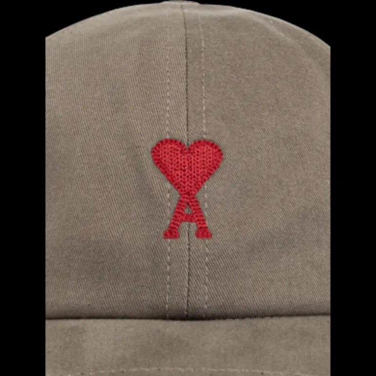 Casquette AMI Paris gabardine de coton peau de pêche gris vert broderie cœur rouge