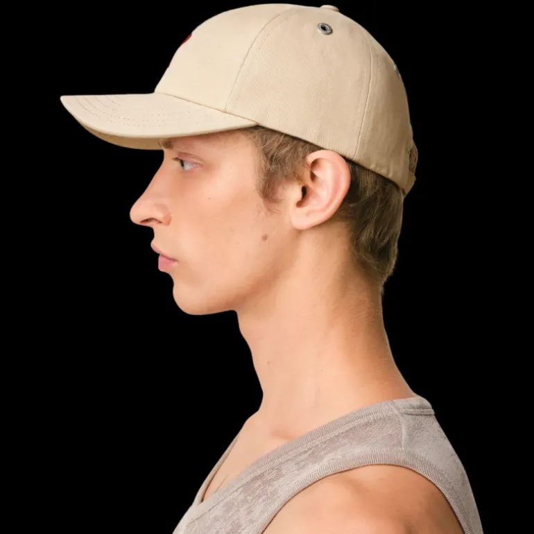 Casquette AMI Paris gabardine de coton peau de pêche beige broderie cœur rouge
