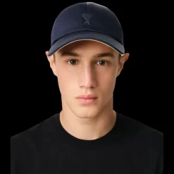 Casquette AMI Paris satin de coton bleu marine broderie cœur ton sur ton