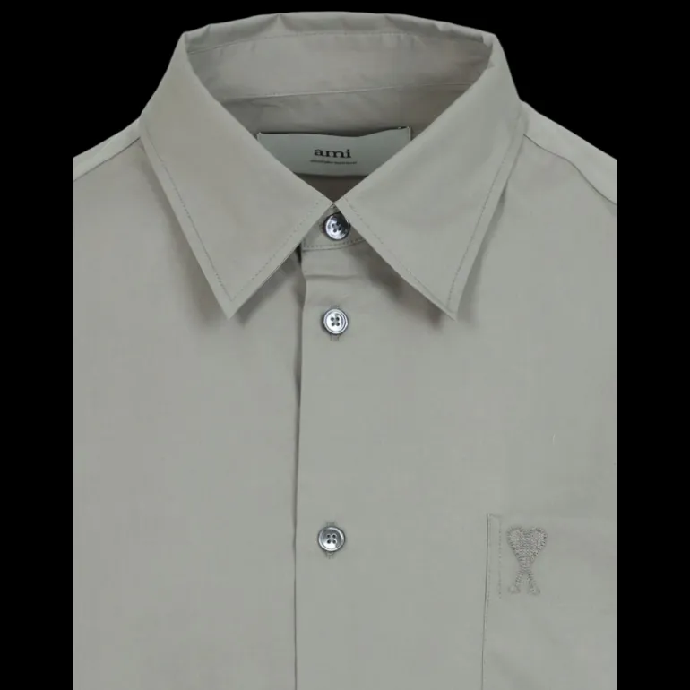 Chemise manche courte AMI Paris coton beige gris poche poitrine broderie cœur logo