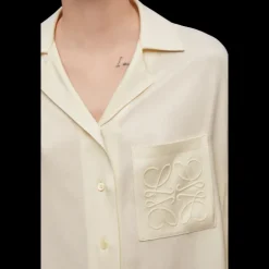 Chemisier pyjama LOEWE soie ivoire poche anagramme