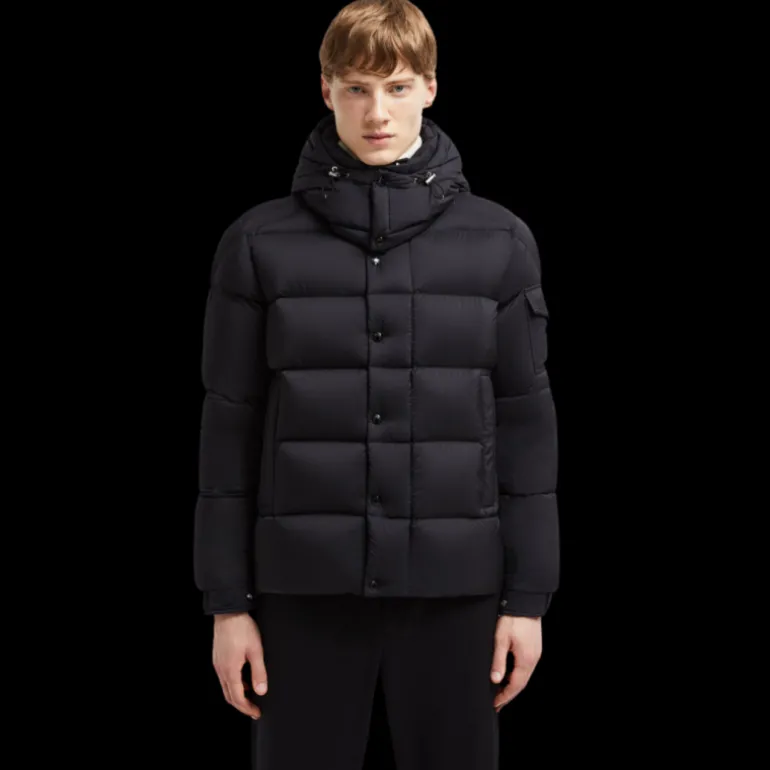 Doudoune courte MONCLER Vezere capuche nylon léger stretch noir mat