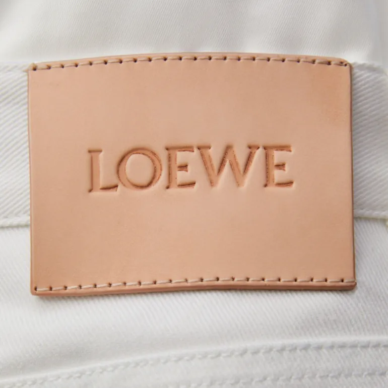 Jean LOEWE Taille haute denim de coton blanc patch cuir
