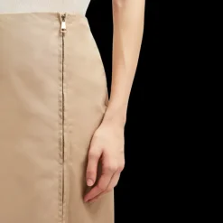 Jupe aux genoux MONCLER gabardine nylon beige zip coté