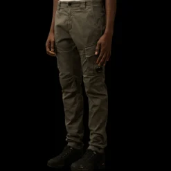 Pantalon cargo CP COMPANY en coton satin extensible gris cendre poche lentille