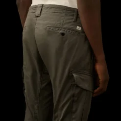 Pantalon cargo CP COMPANY en coton satin extensible gris cendre poche lentille