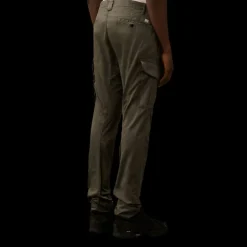 Pantalon cargo CP COMPANY en coton satin extensible gris cendre poche lentille