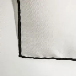 Pochette TOM FORD carrée soie ivoire bord noir