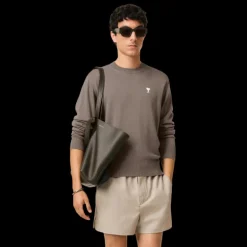 Pull AMI Paris col rond laine mérinos gris taupe broderie cœur poitrine
