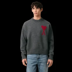 Pull col rond AMI Paris laine mérinos feutrée gris cœur rouge