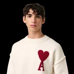 Pull col rond AMI Paris laine mérinos écru broderie gros cœur rouge
