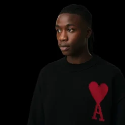 Pull col rond AMI Paris laine mérinos noir broderie gros cœur rouge