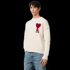 Pull col rond AMI Paris laine mérinos écru broderie gros cœur rouge