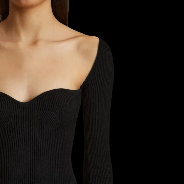 Robe mi longue KHAITE Beth encolure cœur maille viscose côtelée noir