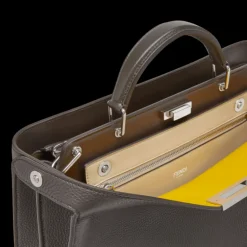 Sac FENDI Peekaboo ISeeU moyen cuir grainé marron foncé