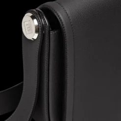 Sac messenger FENDI cuir grainé noir motif clou Fendi Roma