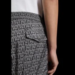 short de bain MONCLER imprimé monogramme gris noir all-over