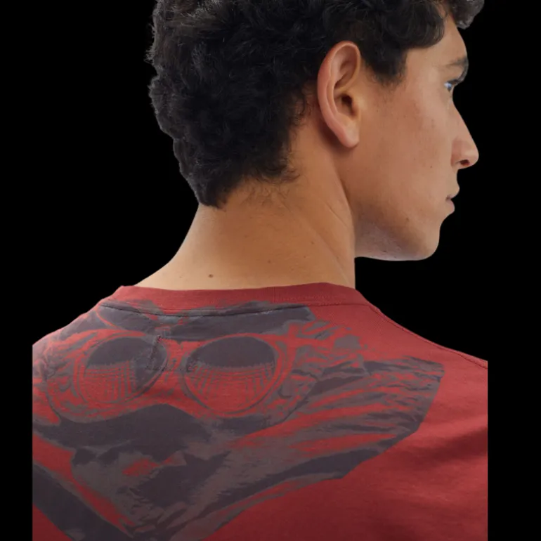 T-shirt CP COMPANY col rond jersey coton rouge imprimé capuche lunettes dos