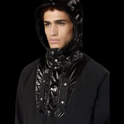 Veste à capuche STONE ISLAND nylon noir mat col pression brillant