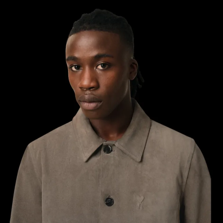 veste boutonnée AMI Paris cuir daim gris col chemise logo cœur poche poitrine