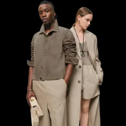 veste boutonnée AMI Paris cuir daim gris col chemise logo cœur poche poitrine